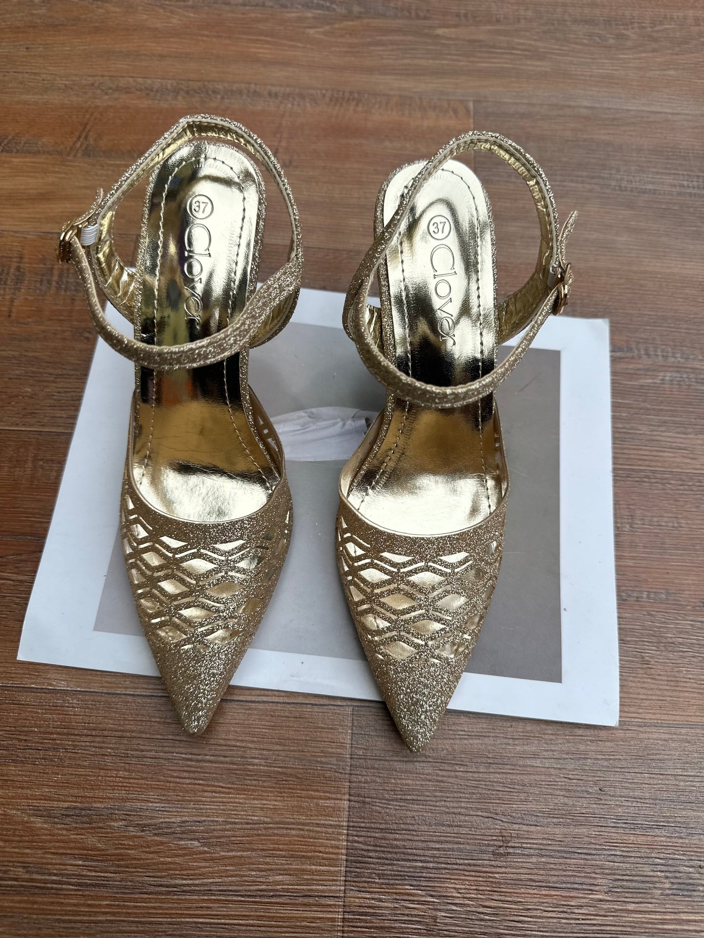 Shinny clover heel