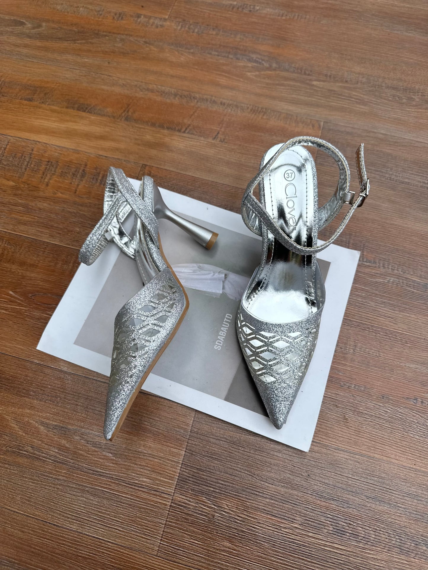 Shinny clover heel