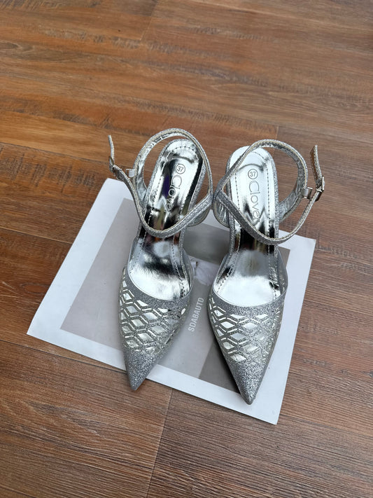 Shinny clover heel