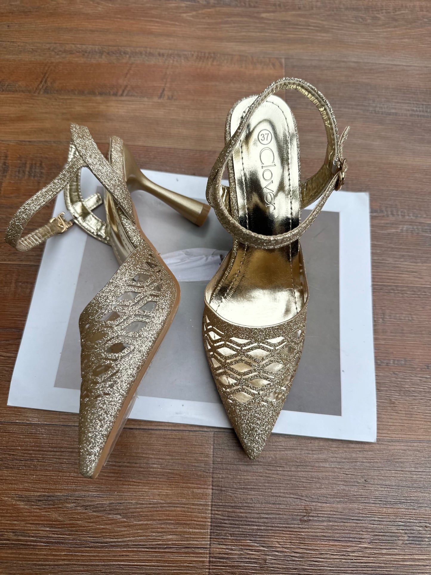 Shinny clover heel