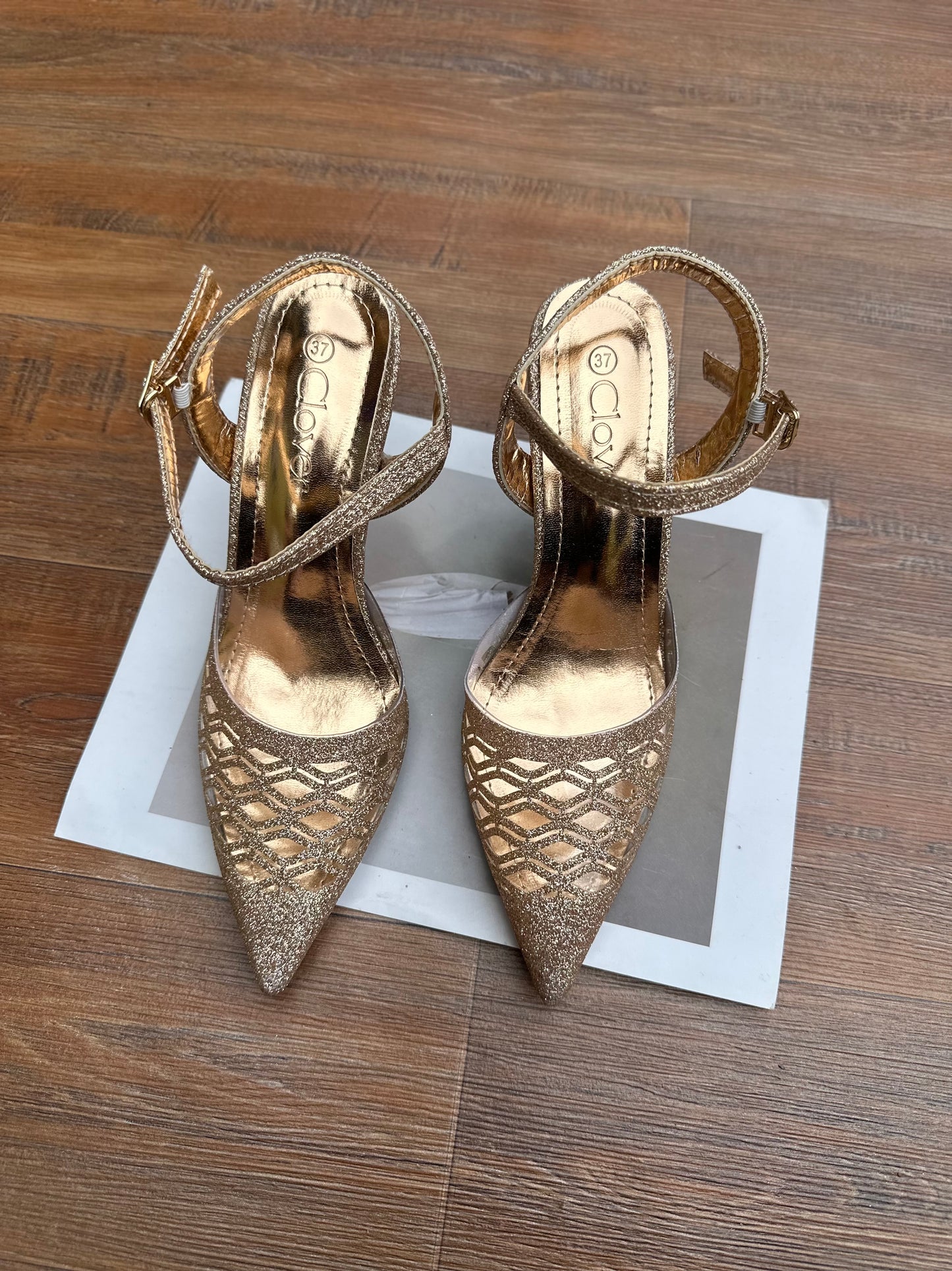 Shinny clover heel