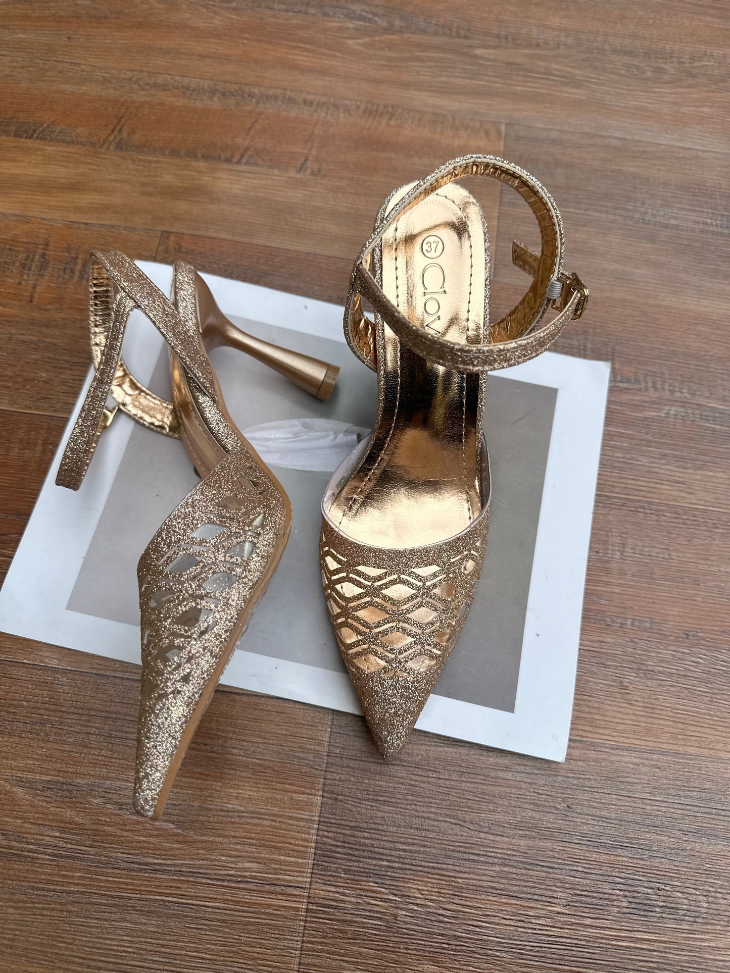 Shinny clover heel